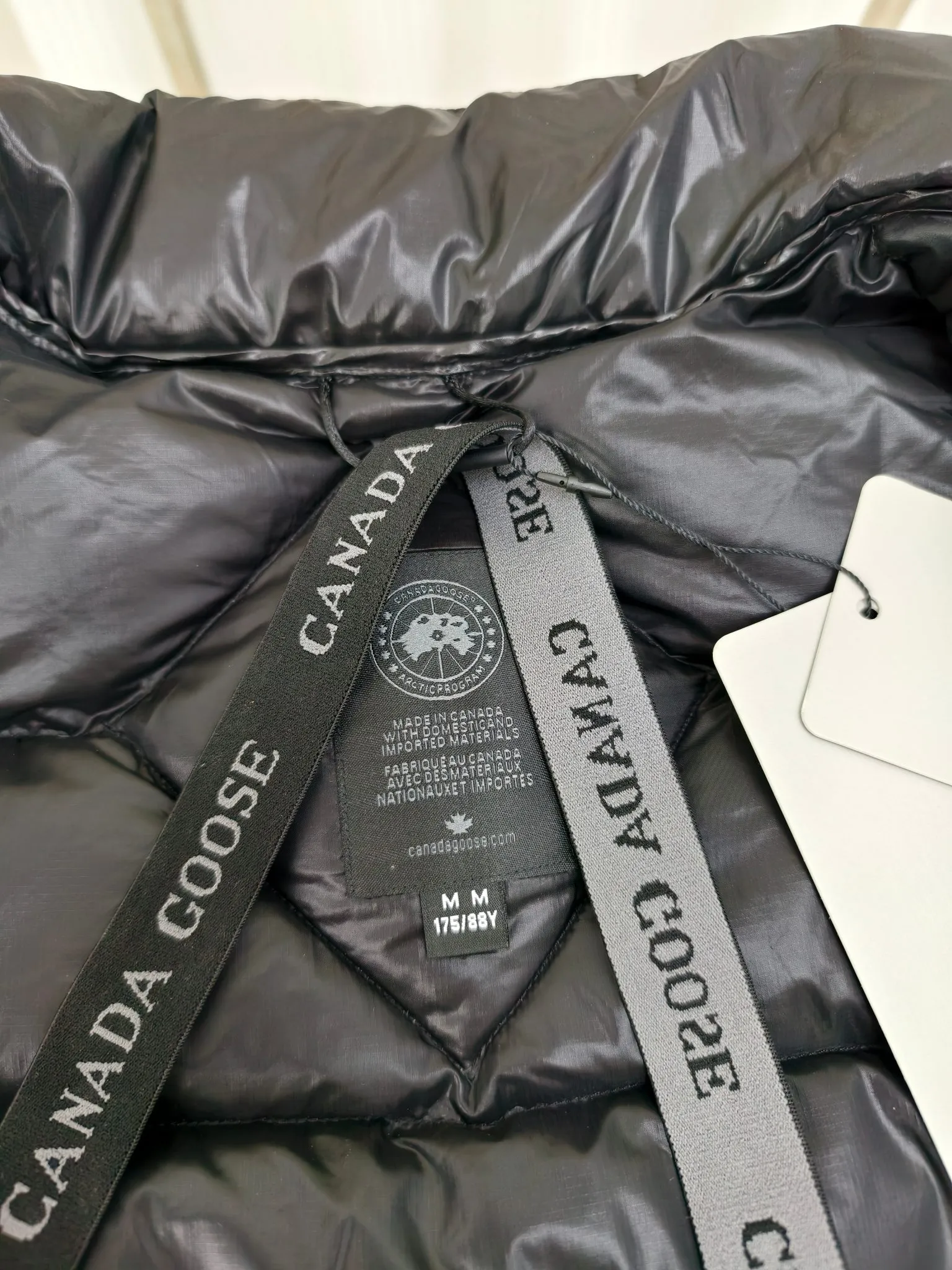 P880 2228M model (high version) Canada goose Crofton down jacket, this is a down jacket suitable for late autumn and early winter: on cold and rainy mornings, it can be used as a layer of warmth inside the rainproof jacket, and can be worn alone in the late autumn and early winter with a little bit of coolness. Filled with white duck down. The Crofton Jacket is a versatile, lightweight and versatile piece that even packs itself in for easy transport. The inner layer has removable elastic straps, making the jacket easy to carry on the shoulder and hands-free. 2 zippered hand pockets with fleece fabric on the knuckle side for softness and warmth. Color: black with black label, black with red label, ocean blue, superoxide blue, silver birch red label, silver birch black label Size: XS-2XL
